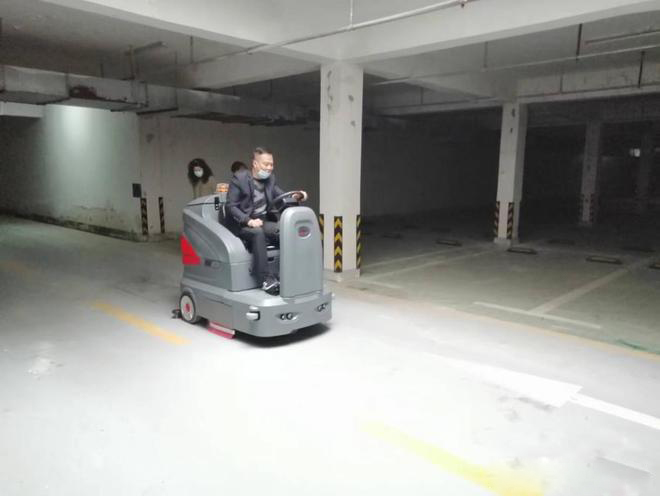 亳州小区物业保洁不用人力改用驾驶式洗地机了